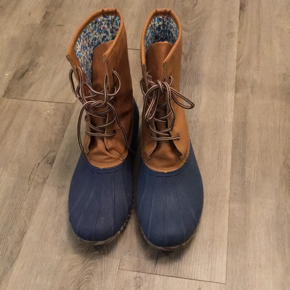 Adorable size 10 rain boots